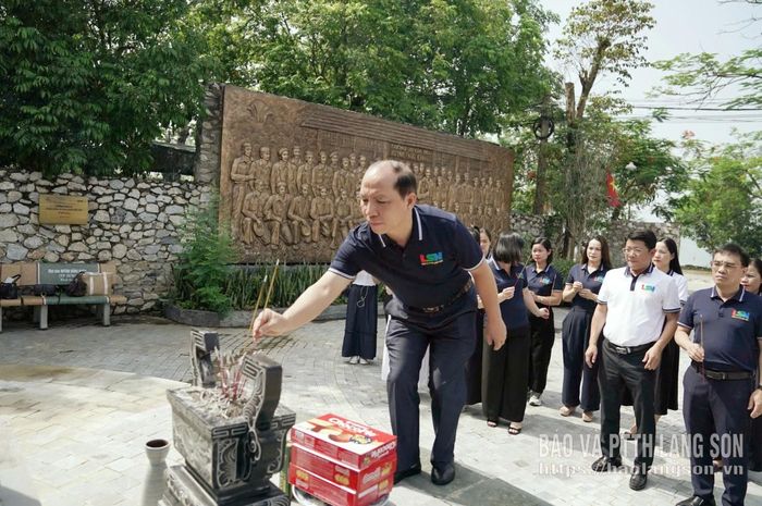 Đảng viên Chi bộ dâng hương tại Khu di tích quốc gia Trường dạy làm báo Huỳnh Thúc Kháng