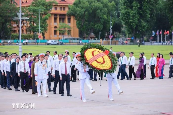 Đoàn đại biểu toàn quốc Hội Nông dân Việt Nam do Chủ tịch Ban Chấp hành Trung ương Hội Nông dân Việt Nam Lương Quốc Đoàn dẫn đầu vào Lăng viếng Chủ tịch Hồ Chí Minh. (Ảnh: Hoàng Hiếu/TTXVN)