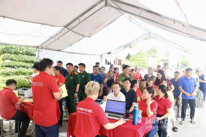 Các tình nguyện viên đăng ký hiến máu tại ngày hội