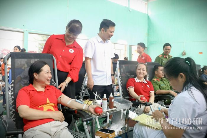 Lãnh đạo Hội Chữ thập đỏ tỉnh và UBND xã Lộc Bình động viên tình nguyện viên tham gia hiến máu tại ngày hội