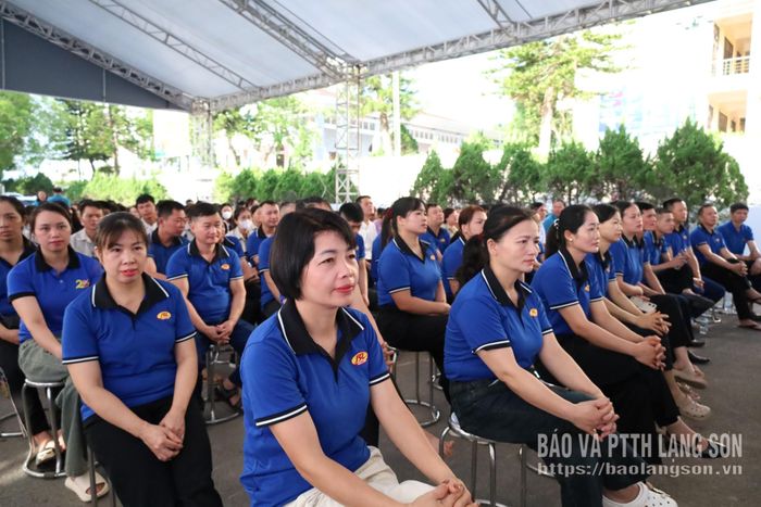 Công nhân, lao động dự lễ phát động tại điểm cầu Lạng Sơn