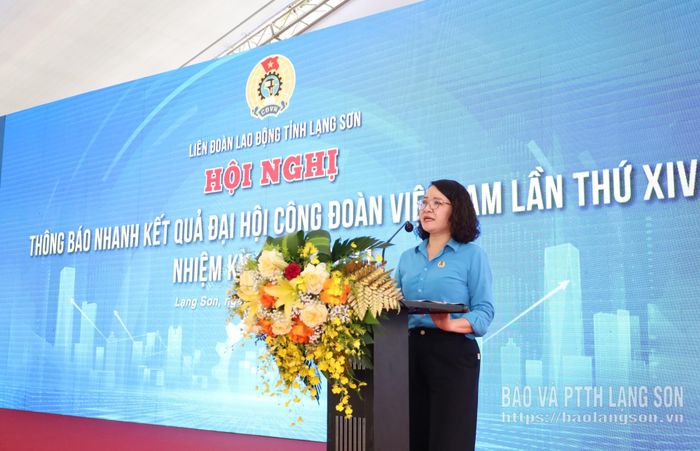 Đồng chí Phó Chủ tịch Ủy ban Mặt trận Tổ quốc Việt Nam tỉnh, Chủ tịch Liên đoàn Lao động tỉnh thông báo nhanh kết quả Đại hội Công đoàn Việt Nam lần thứ XIV
