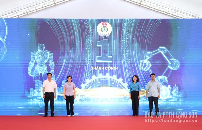 Các đại biểu thực hiện nghi thức phát động phong trào thi đua “Lao động giỏi – Năng suất cao – Thu nhập tốt” tại điểm cầu Lạng Sơn