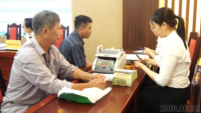 Với mô hình “Một điểm dừng - Vạn sự thông”, người dân có thể làm đồng thời giấy chứng nhận quyền sử dụng đất và giấy phép xây dựng, qua đó rút ngắn đáng kể thời gian giải quyết thủ tục hành chính.