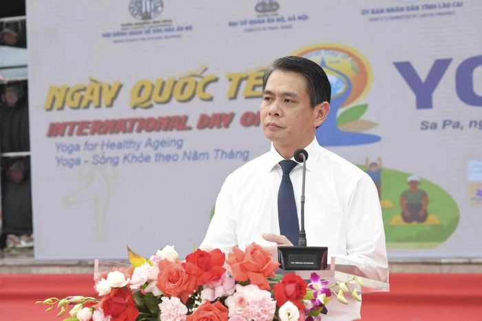 Ông Đặng Việt Dũng - Phó Chủ tịch Thường trực UBND phường Sa Pa phát biểu tại ngày hội.
