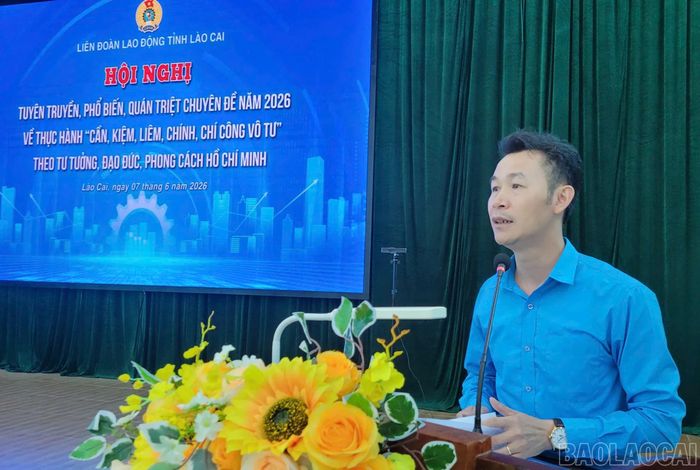 Đồng chí Vũ Cao Minh - Phó Chủ tịch Thường trực Liên đoàn Lao động tỉnh triển khai chuyên đề “Đảng bộ tỉnh Lào Cai học tập và làm theo tư tưởng, đạo đức, phong cách Hồ Chí Minh về cần, kiệm, liêm, chính, chí công vô tư”.
