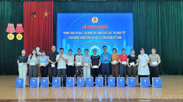 Những suất quà ý nghĩa được trao tại buổi lễ.