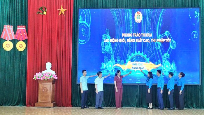 Các đại biểu ấn nút phát động phong trào tại buổi lễ.