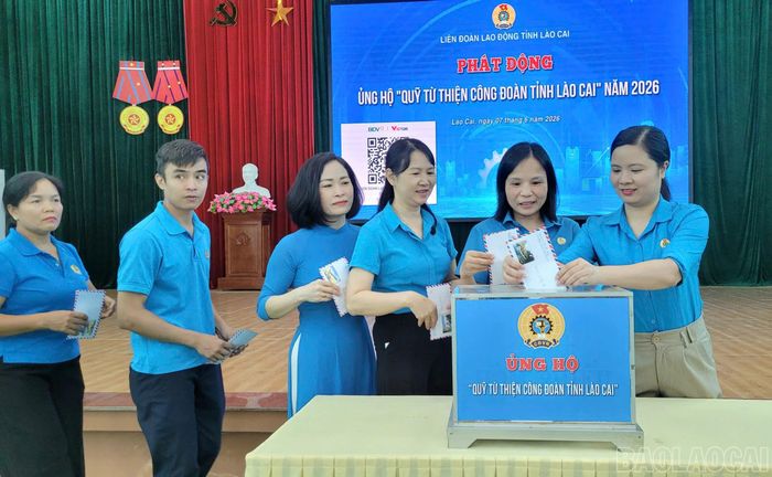 Các đại biểu tham gia ủng hộ Quỹ Từ thiện Công đoàn tại chương trình.