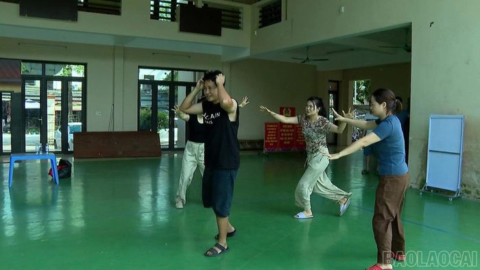 Các thành viên của đội thi xã Mậu A đang tích cực luyện tập phần thi xử lý tình huống.