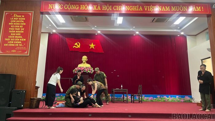 Các thành viên đội thi xã Trấn Yên khẩn trương luyện tập, quyết tâm đạt kết quả cao tại vòng chung kết.