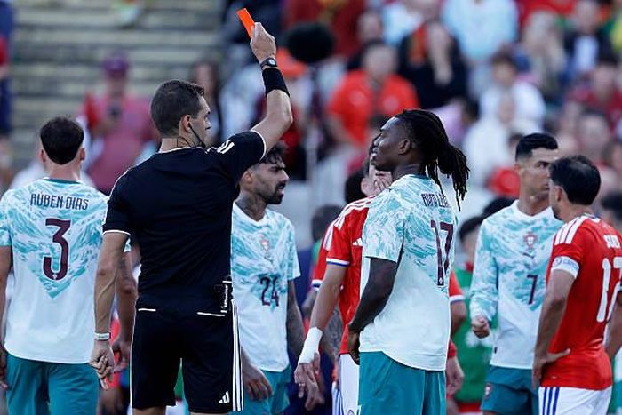 Rafael Leao nhận thẻ đỏ trong trận đấu với Chile.