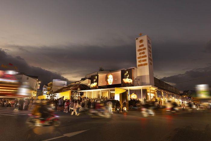 Rạp Hòa Bình, một trong những công trình gắn bó với nhiều thế hệ người dân Đà Lạt hiện nay là điểm hẹn của các hoạt động văn hóa, nghệ thuật.