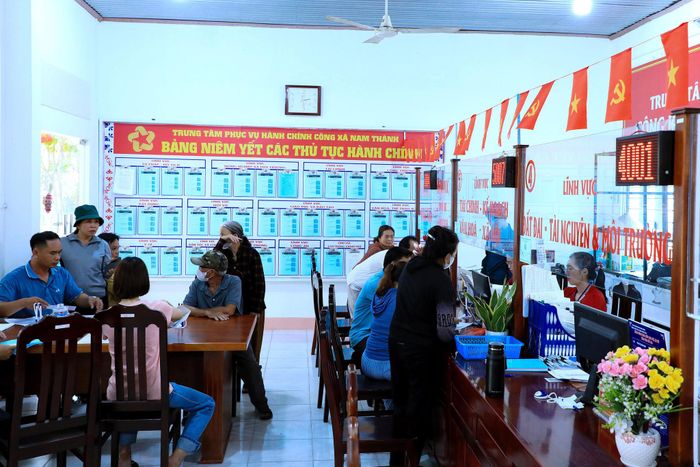 Người dân đến làm thủ tục hành chính tại Trung tâm Phục vụ hành chính công xã Nam Thành, tỉnh Lâm Đồng
