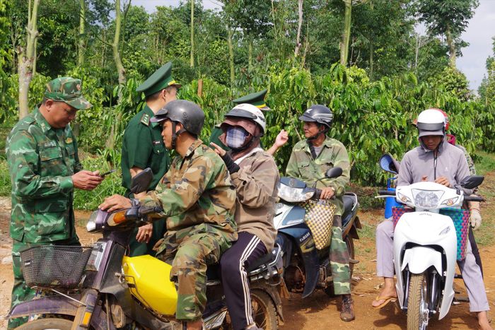 Người dân canh tác ở khu vực biên giới tỉnh Lâm Đồng được bộ đội biên phòng hướng dẫn quét mã QR để phản ánh tình hình an ninh, trật tự ở cơ sở