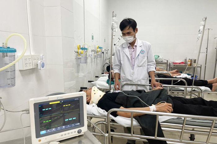 Bác sĩ thăm khám, điều trị cho người bị thương nhập viện tại Bệnh viện Đa khoa Bình Thuận