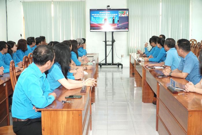Cán bộ, đoàn viên công đoàn phía Đông Lâm Đồng dự Lễ phát động trực tuyến phong trào thi đua “Lao động giỏi, năng suất cao, thu nhập tốt” giai đoạn 2026 - 2031, chào mừng thành công Đại hội XIV Công đoàn Việt Nam
