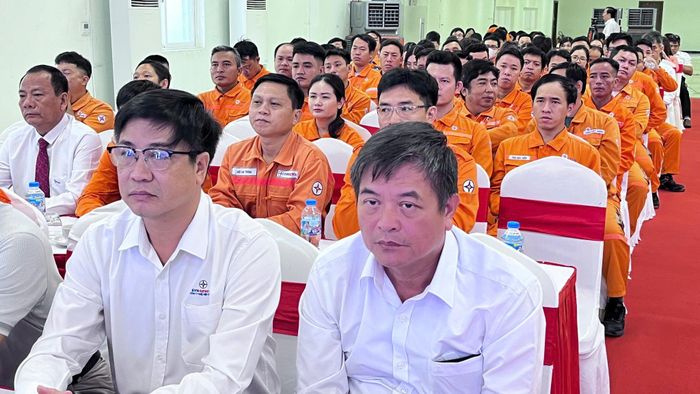 Đại biểu dự lễ phát động tại điểm cầu Nhà máy Nhiệt điện Vĩnh Tân 4