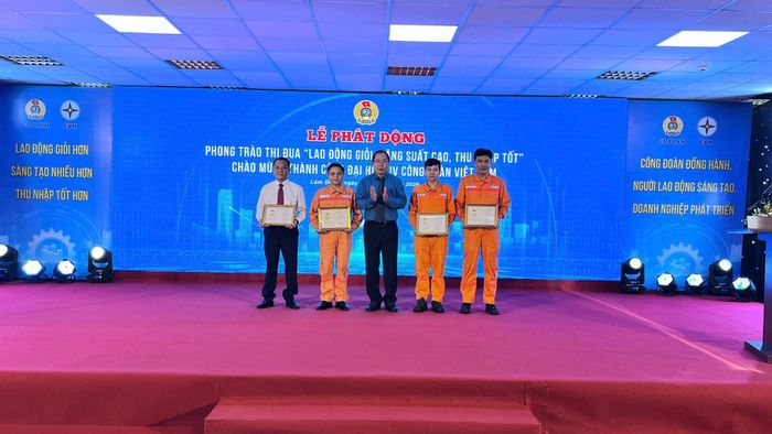 Tổng Liên đoàn Lao động Việt Nam tặng Bằng lao động sáng tạo cho 4 cá nhân thuộc Tập đoàn Điện lực Việt Nam