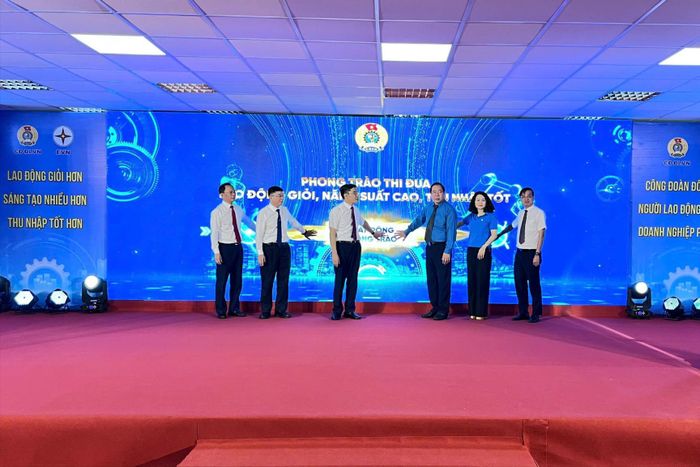 Lãnh đạo Tập đoàn Điện lực Việt Nam, Nhà máy Nhiệt điện Vĩnh Tân 4 thực hiện nghi thức phát động thi đua