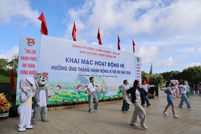 Các em tự tin thể hiện tài năng qua các tiết mục văn nghệ sôi động