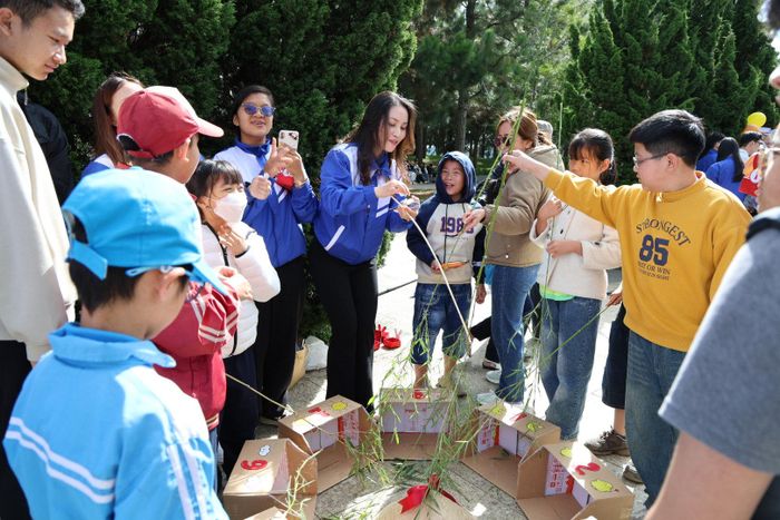 Thiếu nhi hào hứng tham gia trò chơi vận động tại chương trình