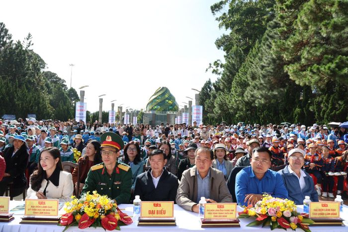 Lãnh đạo Tỉnh đoàn Lâm Đồng, Hội đồng Đội tỉnh, Trung tâm Hoạt động Thanh thiếu nhi tỉnh Lâm Đồng, lãnh đạo phường Xuân Hương - Đà Lạt và các em thiếu nhi trên địa bàn