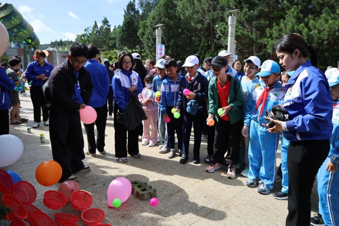 Các em nhỏ hào hứng tham gia các hoạt động vui chơi, giao lưu trong ngày hội hè