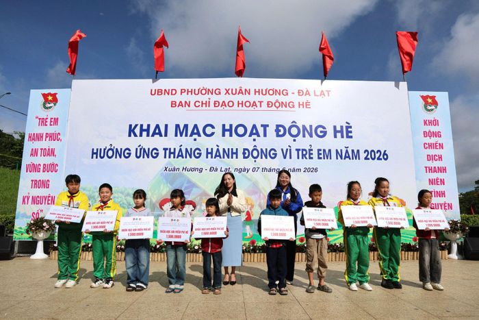 Ban Tổ chức trao 10 suất học bơi miễn phí cho học sinh có hoàn cảnh khó khăn trên địa bàn phường