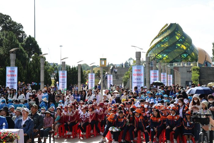 Đông đảo học sinh, đoàn viên, thanh thiếu nhi trên địa bàn phường Xuân Hương - Đà Lạt tham dự lễ khai mạc Hoạt động hè năm 2026