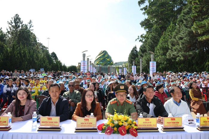 Lãnh đạo phường Xuân Hương - Đà Lạt và đông đảo thanh, thiếu nhi tham dự chương trình