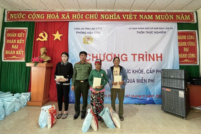 Tặng quà cho các hộ gia đình có hoàn cảnh khó khăn