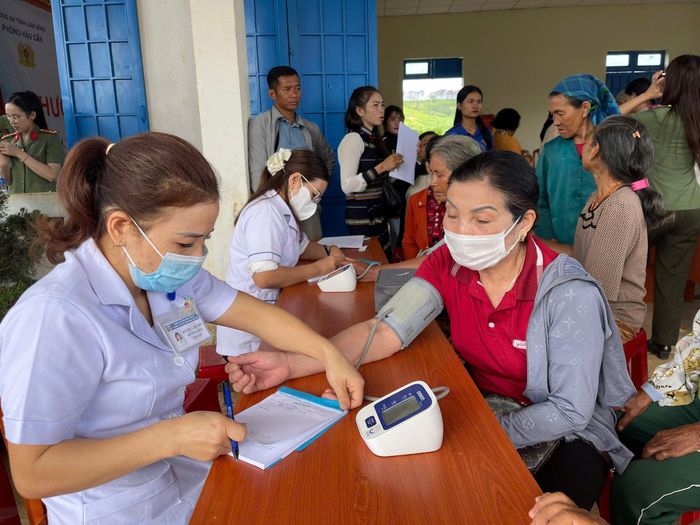 Bác sĩ của Bệnh xá Công an tỉnh khám bệnh cho người dân