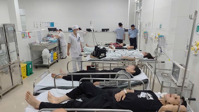 Các bệnh nhân trong vụ tai nạn giao thông tại Km 30, xã Tân Lập điều trị tại Khoa Cấp Cứu của Bệnh viện Đa khoa Bình Thuận