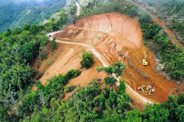 Đơn vị thi công triển khai nhân lực, phương tiện khắc phục sạt lở đèo Gia Bắc trên Quốc lộ 28 (Ảnh: Lê Phước)