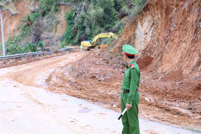 Xã Sơn Điền bố trí lực lượng túc trực tại những khu vực đang triển khai tạm dừng lưu thông để khắc phục tại thời điểm đèo Gia Bắc bị sạt lở (Ảnh: Chính Thành)