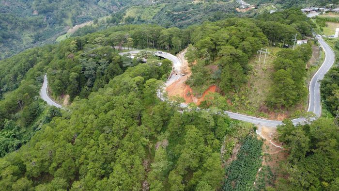 Đèo D’ran dài khoảng 10 km, có nhiều khúc cua hẹp và độ dốc lớn, từng xảy ra sạt lở