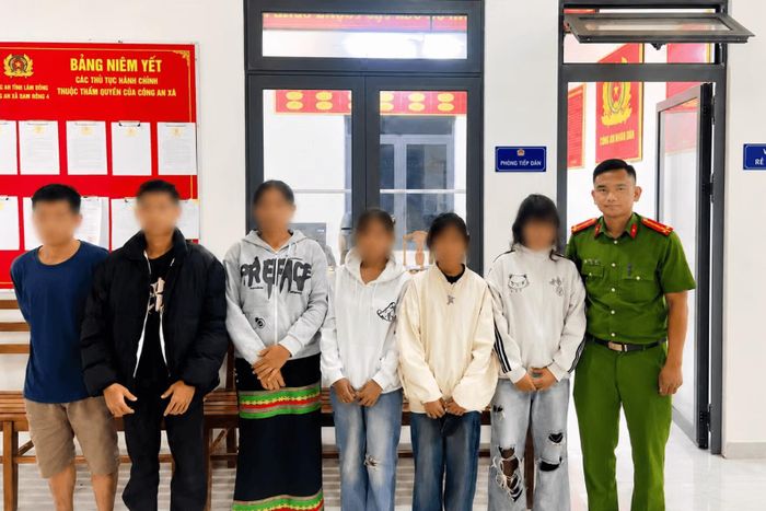 Công an xã Đam Rông 4 cùng người nhà kịp thời phát hiện, ngăn chặn các em bỏ nhà đi tìm "việc nhẹ lương cao". Ảnh: Công an xã Đam Rông 4