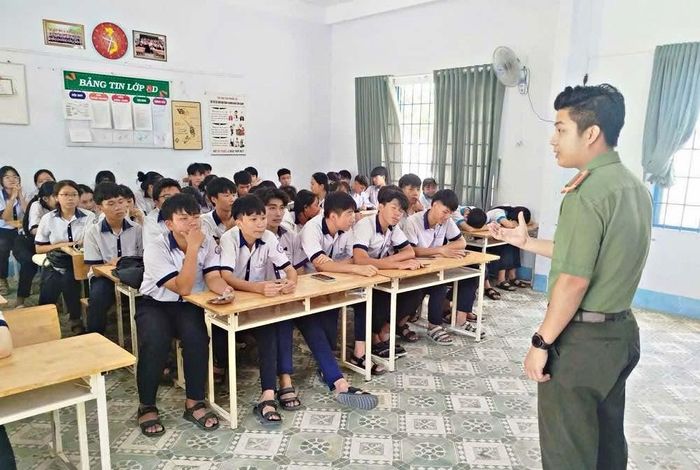 Công an xã Vĩnh Hảo, tỉnh Lâm Đồng hướng dẫn cách nhận diện nguy cơ và biện pháp bảo vệ dữ liệu cá nhân trên không gian mạng. Ảnh: Công an xã Vĩnh Hảo