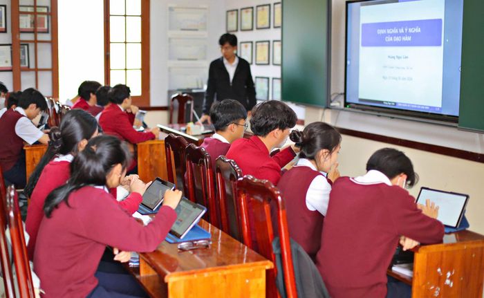 Bảo vệ trẻ em, học sinh trên không gian mạng không phải là trách nhiệm của riêng ai mà đòi hỏi sự chung tay, đồng bộ từ nhà trường, gia đình và toàn xã hội để xây dựng một môi trường mạng an toàn và lành mạnh cho các em