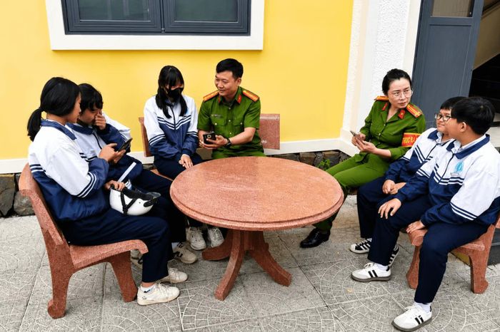 Công an phường Xuân Trường - Đà Lạt hướng dẫn kỹ năng sử dụng mạng xã hội an toàn cho các em học sinh. Ảnh: Công an xã Xuân Trường - Đà Lạt