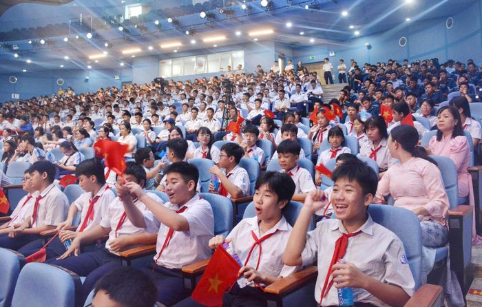 Đông đảo các em học sinh tham gia cuộc thi “Em yêu biển, đảo quê hương”