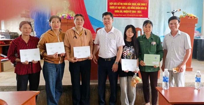 Xã Quảng Sơn trao tặng bảo hiểm xã hội cho nông dân thôn Đắk Snao 2