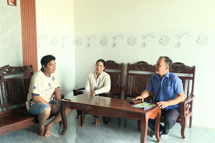 Anh Y Nghiệp (ngoài cùng bên trái) vui mừng khi được Nhà nước hỗ trợ 70 triệu đồng để xây nhà ở mới kiên cố