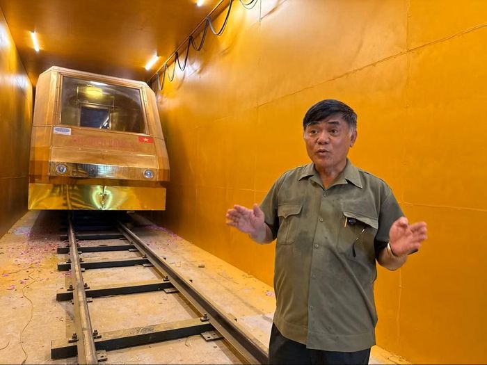 Ông Nguyễn Hữu Đường bên công trình. Ảnh: Báo Tiền Phong