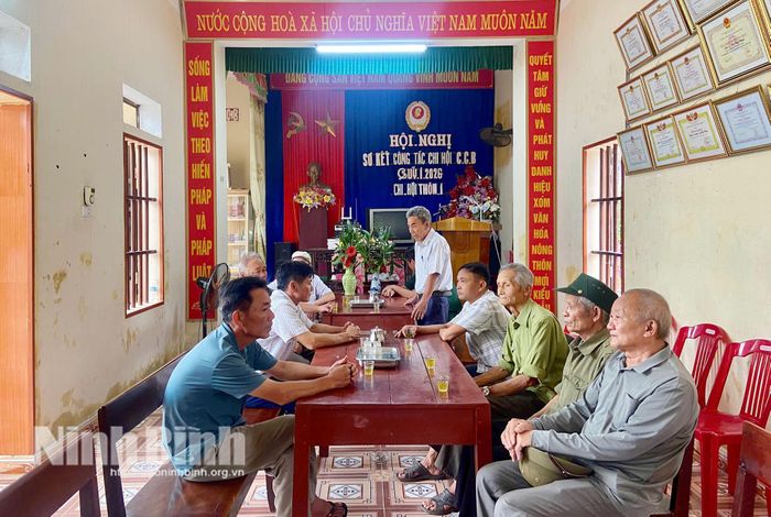 Cựu chiến binh thôn 1 Hải Minh, xã Hải Anh phổ biến, quán triệt tình hình tư tưởng cho các hội viên.