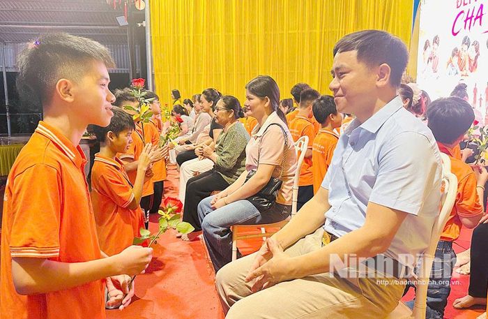 Học sinh được dạy về lòng biết ơn cha mẹ tại khóa đạo đức mùa hè ở chùa Đặng Xá, phường Kim Bảng.