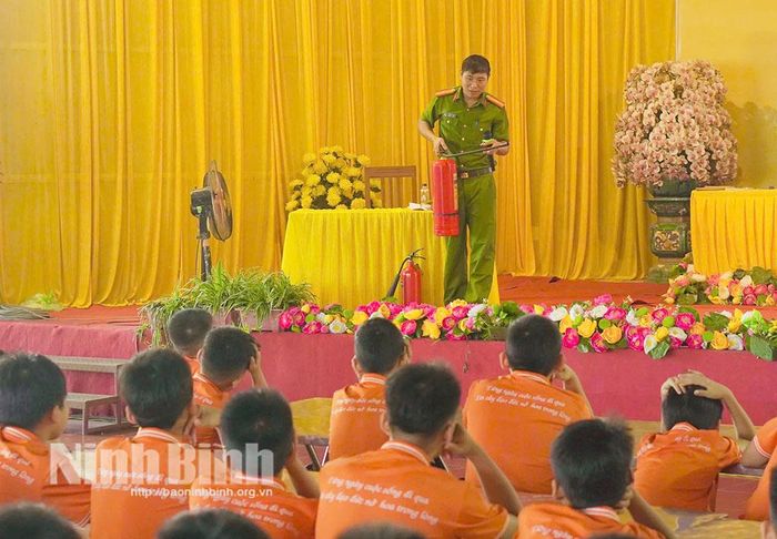 Một buổi học kỹ năng phòng cháy chữa cháy của các em trong khóa đạo đức mùa hè tại chùa Đặng Xá, phường Kim Bảng.