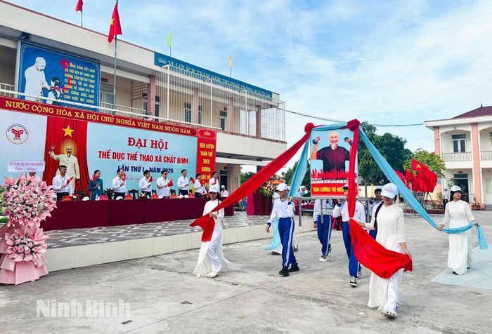 Đoàn viên, thanh niên xã Chất Bình rước ảnh Bác Hồ qua lễ đài. Ảnh: Lan Anh