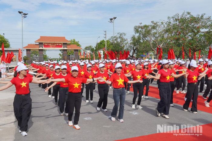 Màn đồng diễn dân vũ chào mừng Đại hội. Ảnh: Diệu Linh